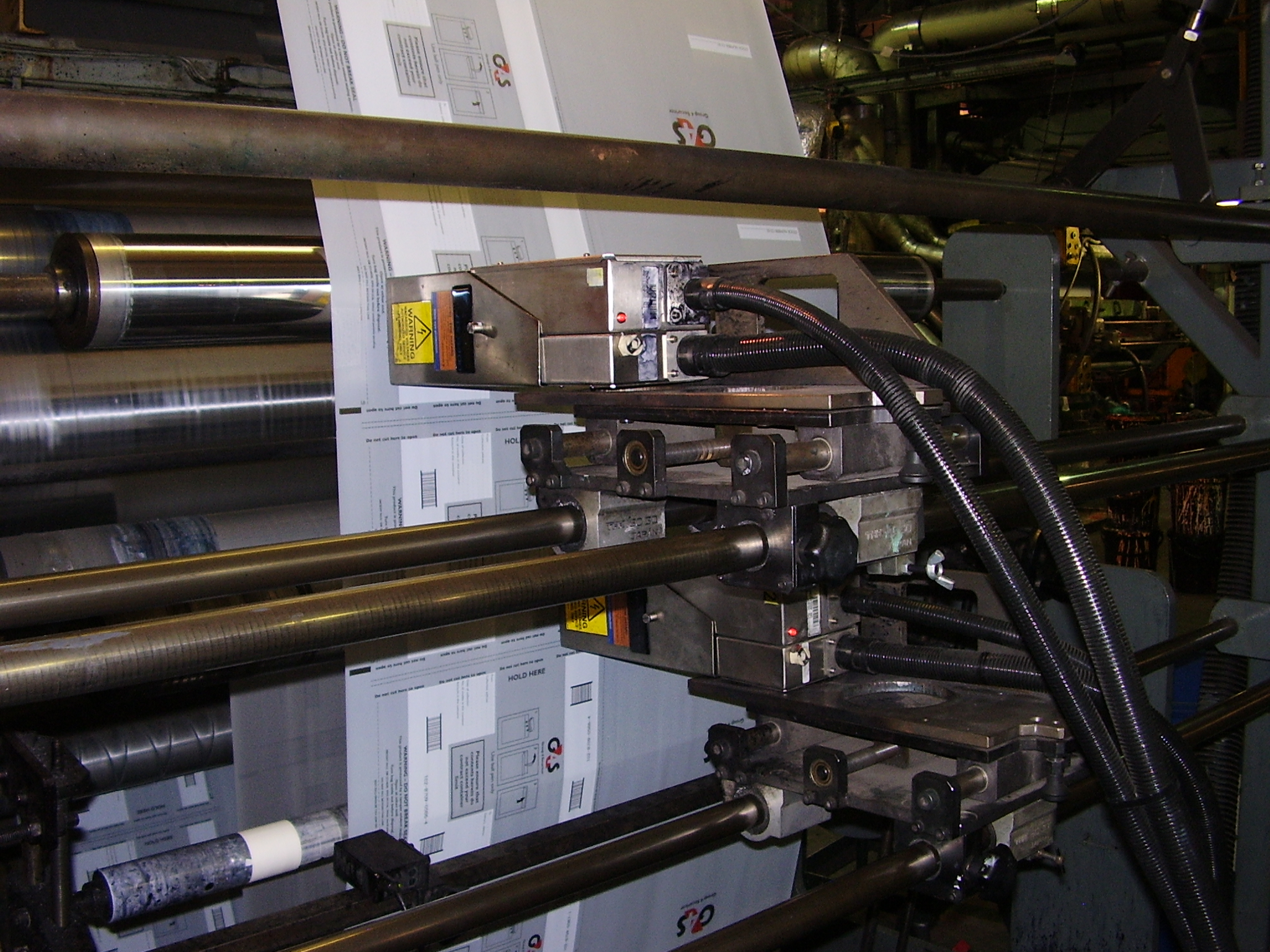 Videojet BX6400 printing vertically onto a 4 colour poly press